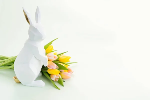 Caça ao ovo com coelho branco de Páscoa — Fotografia de Stock