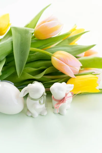 Caça ao ovo com coelho branco de Páscoa — Fotografia de Stock