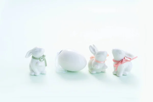 Hon na vajíčka s velikonočním bílým zajíčkem — Stock fotografie