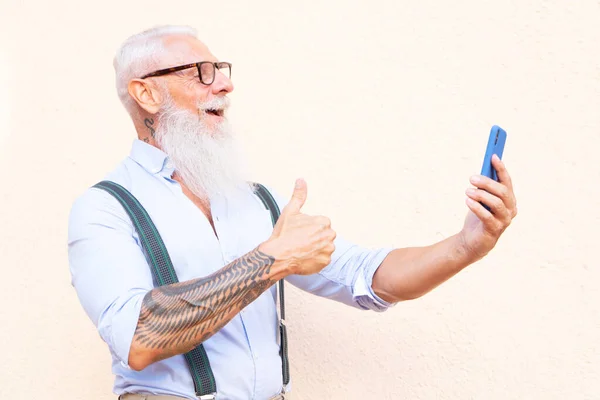 Homme âgé avec un téléphone — Photo