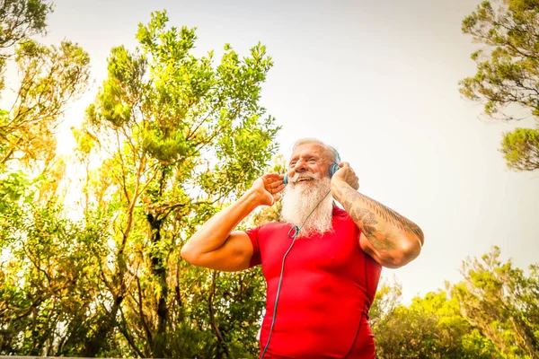 Homme âgé faisant des exercices sportifs — Photo