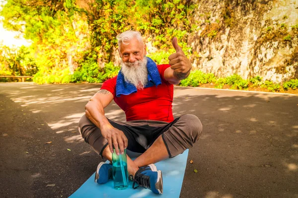 Homme âgé faisant des exercices sportifs — Photo