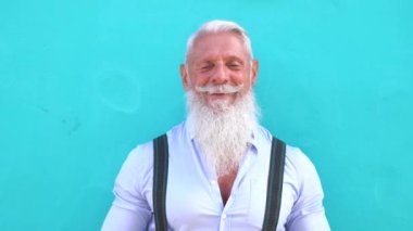 Üst düzey bir adam video aracılığıyla iletişim kuruyor.