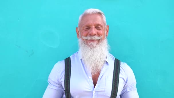 Hombre mayor comunicándose al aire libre mediante videollamada — Vídeos de Stock