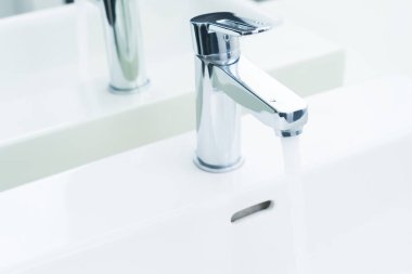 Akan su ile demir dokunun