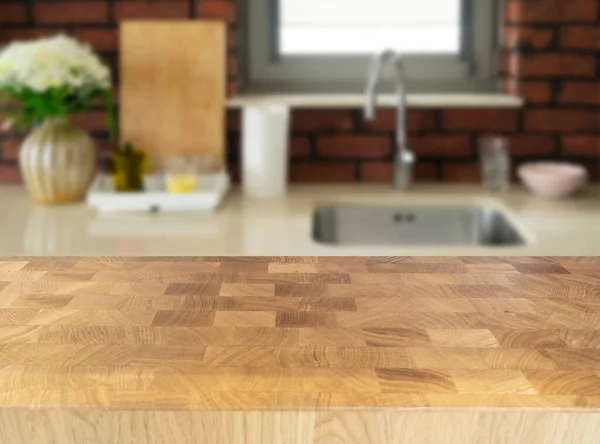 Drewniany blat na rozmytym pokoju kuchennym — Zdjęcie stockowe