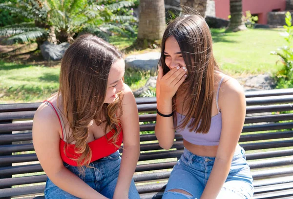 Duas meninas adolescentes — Fotografia de Stock