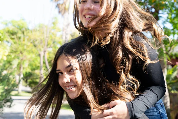 Zwei Teenager-Mädchen — Stockfoto