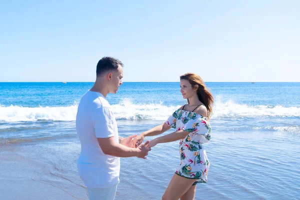 Joyeux jeune couple à la mer vacances — Photo