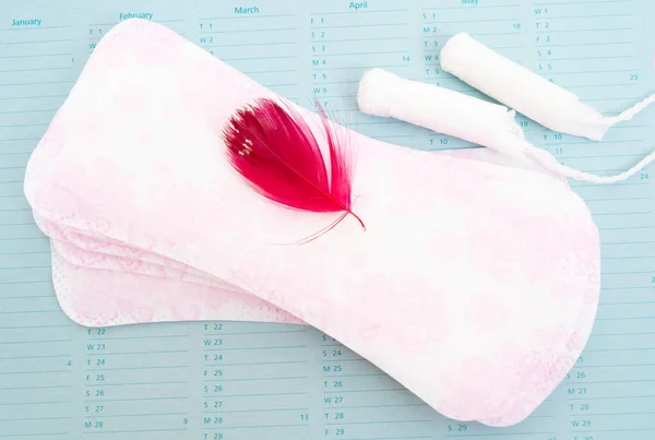 Pad menstruasi dengan latar belakang kartu jadwal — Stok Foto
