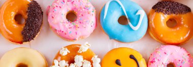 gri taş zemin üzerine tatlı çörek