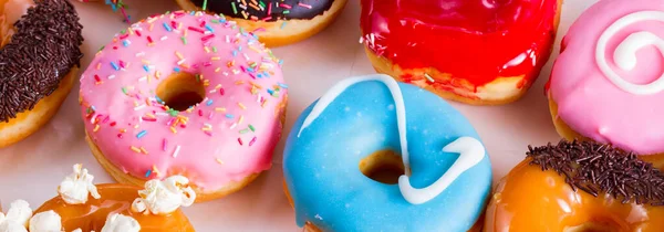 Zoete donuts op grijze stenen achtergrond — Stockfoto