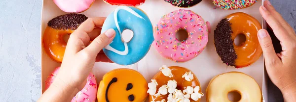 Γλυκό donuts σε γκρίζο φόντο πέτρα — Φωτογραφία Αρχείου