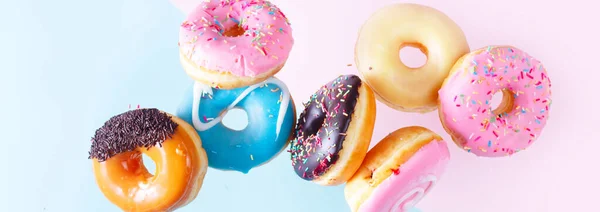 Fliegende Donuts auf blau — Stockfoto