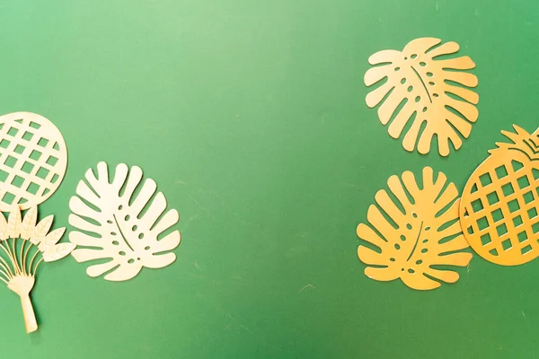 Летний фон с золотыми листьями — стоковое фото