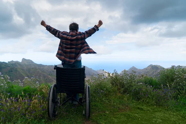 Handicapée femme en fauteuil roulant sur la colline de montagne bénéficiant d'une vue — Photo