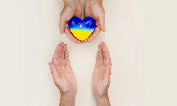 A helping hand helps Ukraine — Stock Photo, Image
