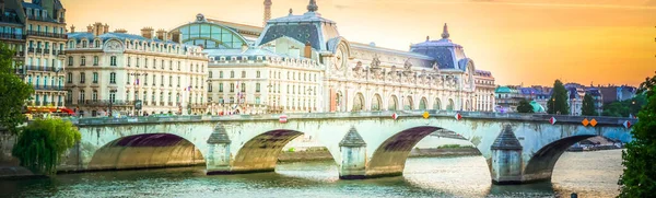Museu Orsay e rio Siene, França — Fotografia de Stock