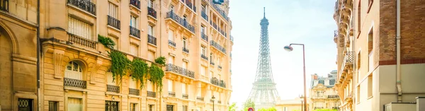 Eiffeltour und Pariser Straße — Stockfoto