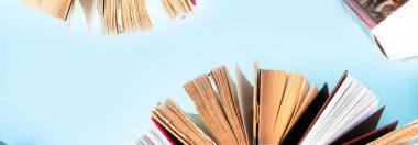 Bir yığın eski kitap.