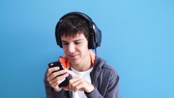 Tinédzser a telefon használata — Stock videók