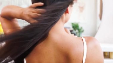 Genç, neşeli, çekici esmer bayan.