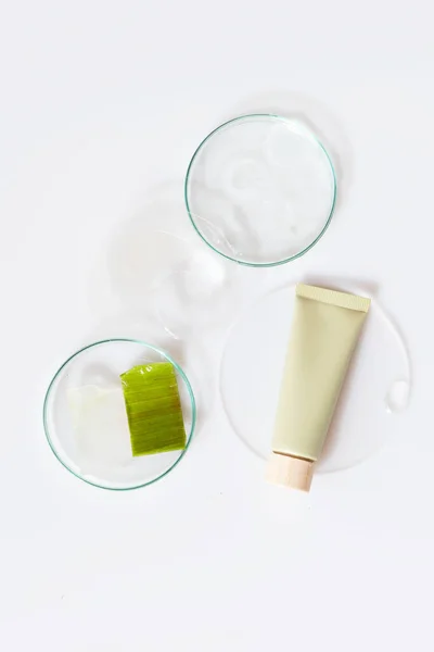 Szklana szalka Petriego z przezroczystym serum do pielęgnacji skóry — Zdjęcie stockowe