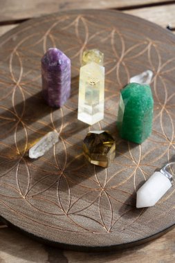 Kahverengi arkaplanda iyileştirici kristaller