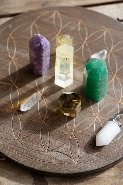 Kahverengi arkaplanda iyileştirici kristaller