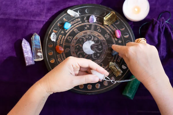 Astrolog ellerinin en üst görüntüsü