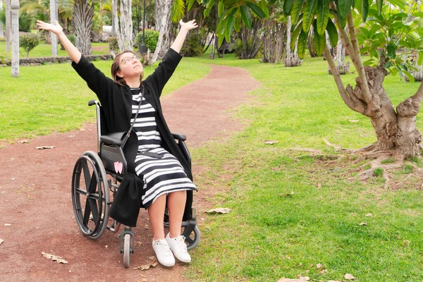 Niepełnosprawna kobieta na wózku inwalidzkim na wzgórzu górskim ciesząca się widokiem — Zdjęcie stockowe