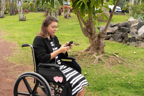 Handicapée femme en fauteuil roulant sur la colline de montagne bénéficiant d'une vue — Photo