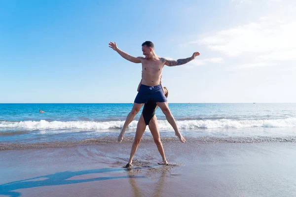 Deniz gezilerinde mutlu genç çift — Stok fotoğraf