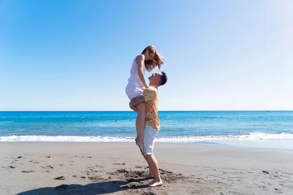 Szczęśliwa młoda para na wakacjach nad morzem — Zdjęcie stockowe