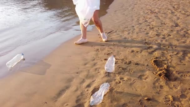 Чистка пластика на пляже. — стоковое видео