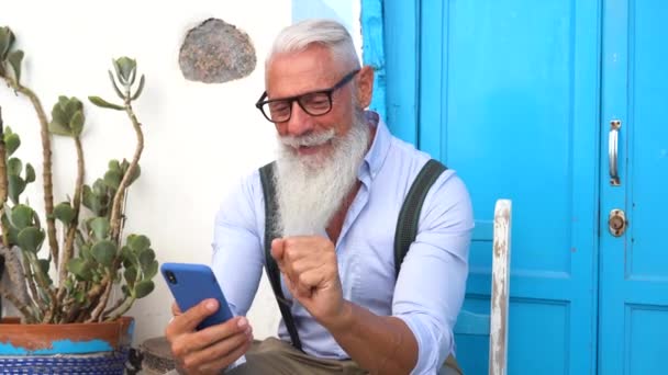 Senior man med en telefon — Stockvideo