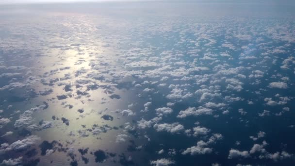 Σύννεφα την ηλιόλουστη μέρα πάνω από τη θάλασσα — Αρχείο Βίντεο