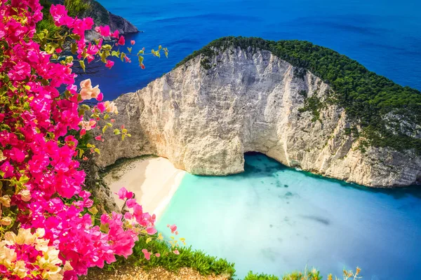 Vista Praia Navagio Lanscape Famoso Ilha Zakinthos Com Flores Greece — Fotografia de Stock