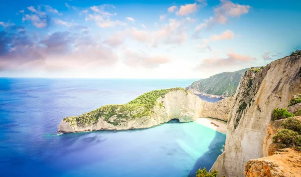 Navagio plajı beyaz kayaları, Zakinthos adasının ünlü manzarası, Yunanistan, web pankartı formatı