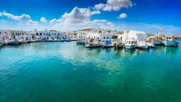 Naoussa pueblo con amarre barcos —  Fotos de Stock