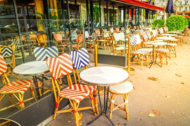 açık kafe, Paris, Fransa ile romantik Paris sokak görünümü