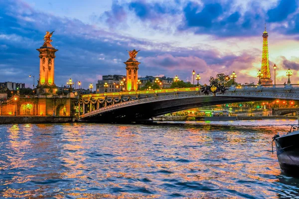 セーヌ川のパリ フランス バイオレット夕焼けに照らされたトーン レトロ アレクサンドル三世橋 — ストック写真