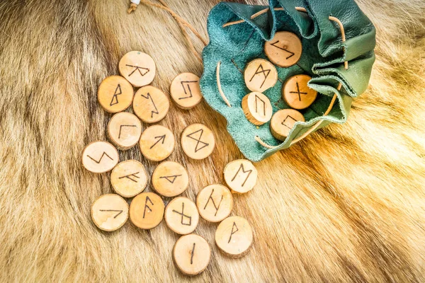 Runes Faites Main Pour Fortunetelling Sac Cuir Sur Fourrure Loup — Photo