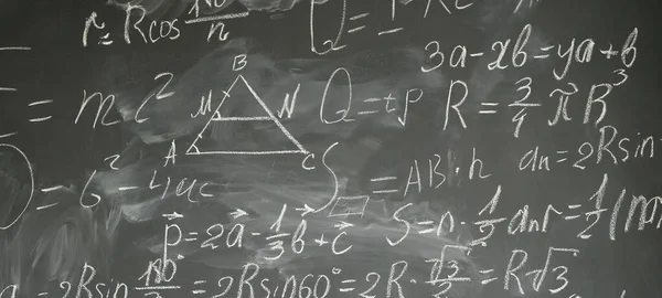 ブラック ボードの背景に白いチョークで書かれた数学の数式で — ストック写真