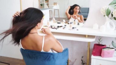 Genç, neşeli, çekici esmer bayan.