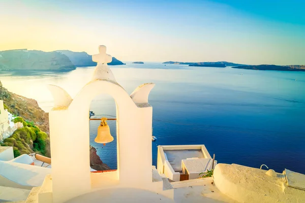 Fehér belfries Santorini sziget, Görögország — Stock Fotó