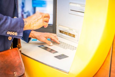 ATM 'li yaşlı adam.