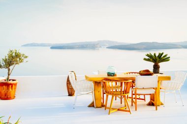 Caldera manzaralı kahvaltı.