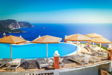 Arka planda Paleokastrisa olan iki güneşkuşu.