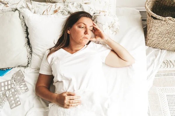 Больная женщина в постели — стоковое фото